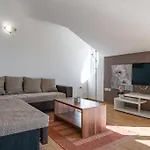 Apartment Mirela Petrcane